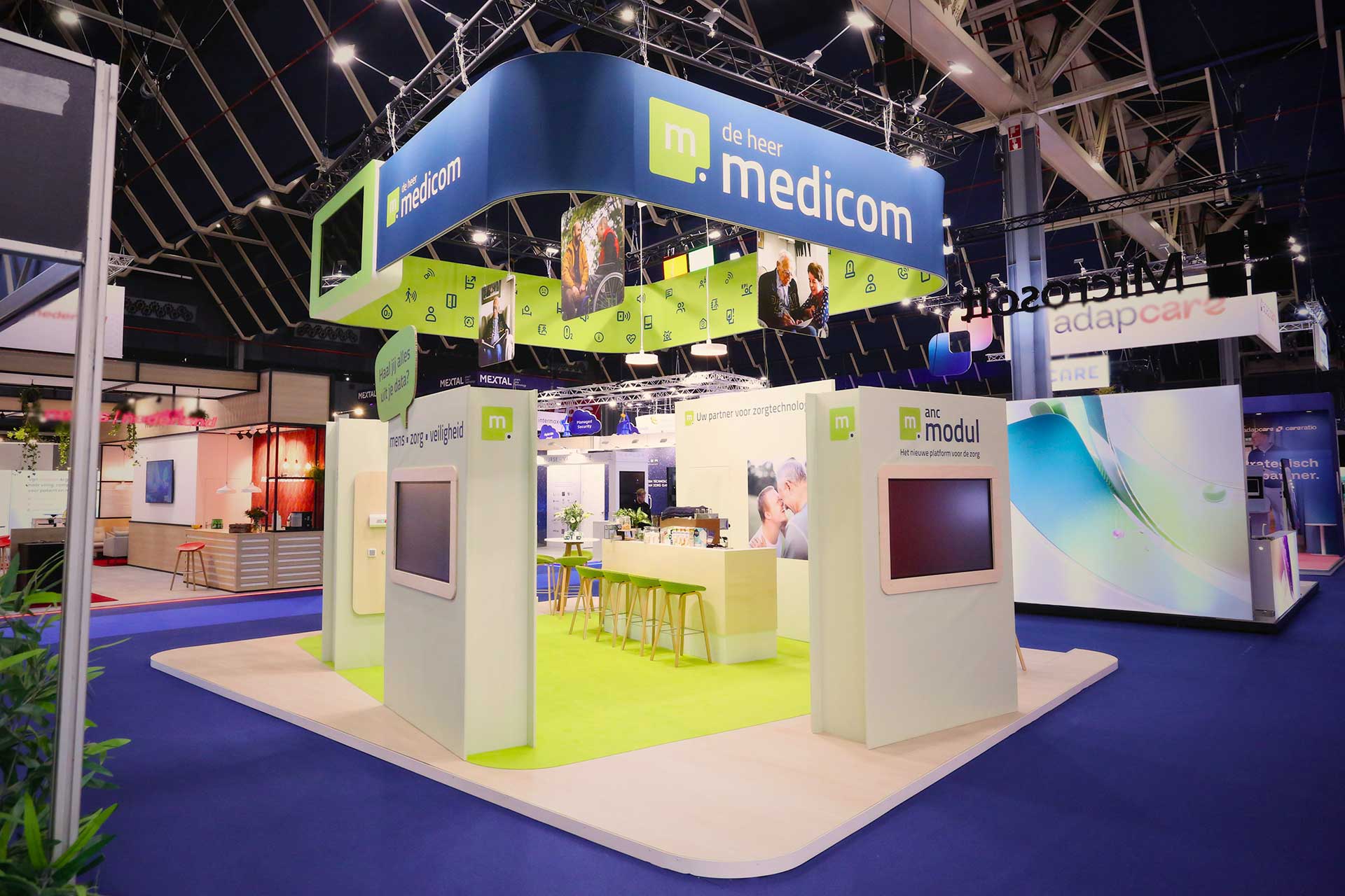 De Heer Medicom booth green branding